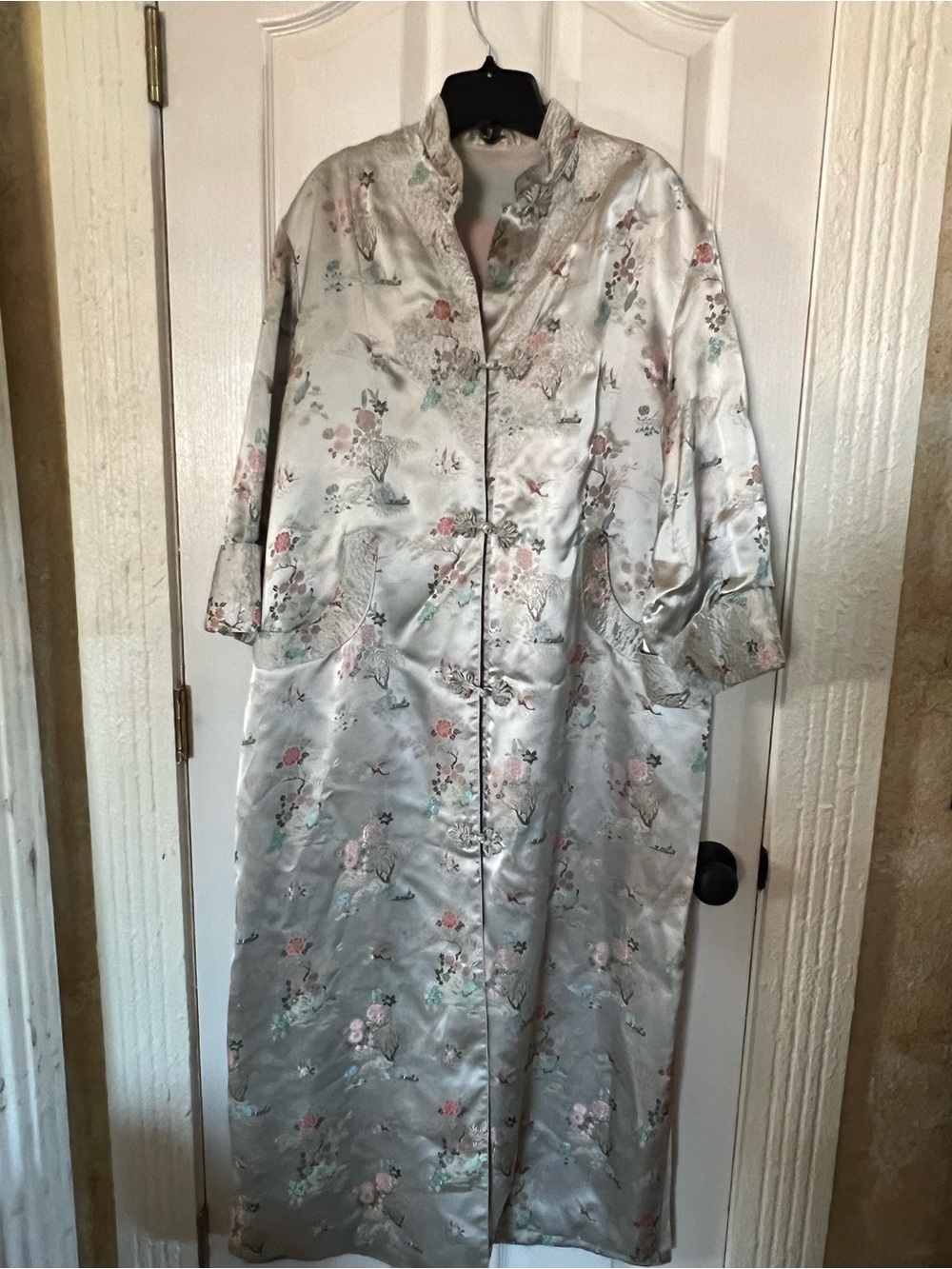 Vintage Silk-Feel Floral Long Sleeve Robe in Pale Silver